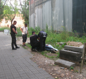 В «Лопатинском саду» произошло грубое задержание  мужчин (фото)