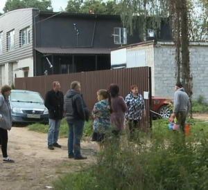 Видео: Жители Смоленска не могут проехать к домам из-за перекрытой дороги