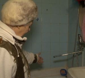 Видео: Жители смоленской многоэтажки осталась без холодной воды из-за одной квартиры