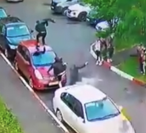 Видео: В Смоленске подростки устроили забег по крышам автомобилей