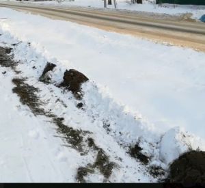 В Велиже снегоуборочная машина испортила газон
