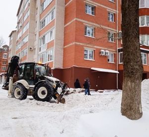 В Смоленске коммунальные службы в усиленном режиме продолжают убирать снег с улиц