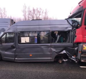 Видео: Водителя фуры, въехавшего в микроавтобус в Смоленской области, отправили под арест