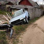В Смоленской области легковая иномарка врезалась в забор (фото)