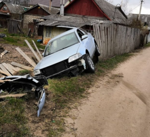 В Смоленской области легковая иномарка врезалась в забор (фото)