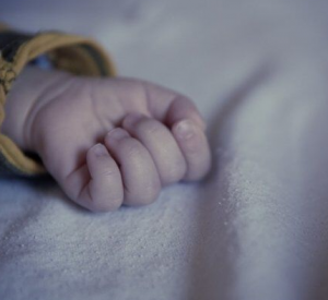 В смоленской больнице умерла четырёхмесячная девочка. Безутешная мать просит помощи