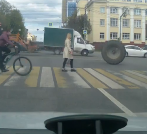 Видео: В Смоленске трактор лишился колеса на оживленном перекрестке