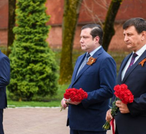 В Смоленске возложили венки и цветы к Вечному огню