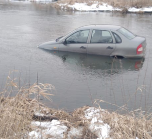 Под Смоленском автомобиль скатился в реку (фото)
