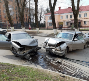 В центре Смоленска произошло лобовое столкновение автомобилей