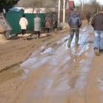 Видео: В Вязьме жители девяти улиц утопают в грязи