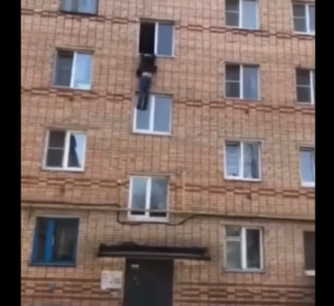 В Смоленской области мужчина выпал из окна квартиры. Этот момент попал на видео