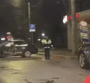 На улице Фрунзе иномарка протаранила столб (видео)
