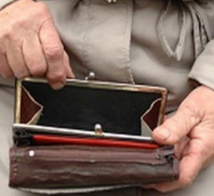 Ярцевскую пенсионерку будут судить за найденный кошелек