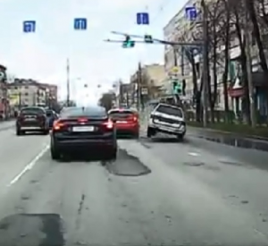 Момент столкновения автомобилей в Смоленске сняли на видео