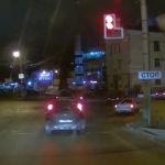 Невнимательный автомобилист проехал на запрещающий сигнал светофора (видео)