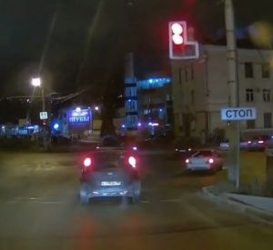 Невнимательный автомобилист проехал на запрещающий сигнал светофора (видео)