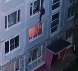 Видео: В Смоленской области пьяный дебошир выпал из окна