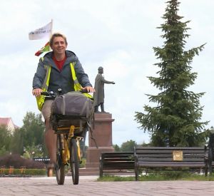 Видео: В Смоленск приехал велопутешественник Евгений Кутузов