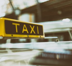 Жители Смоленска могут оформить разрешение на такси через госуслуги