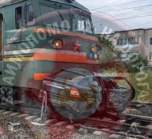 Опубликовано фото с места столкновения поезда и легковушки в Смоленской области