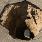 Видео: Жители Смоленска жалуются на ямы в асфальте и отсутствие люков
