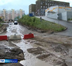 Видео: В «Смоленскавтодоре» прокомментировали размытие дороги на улице Гризодубовой