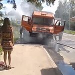Видео: В областном центре возле школы загорелся «КАМАЗ»