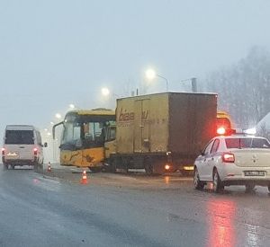 В Ярцевском районе на М1 рейсовый автобус столкнулся с грузовиком. Пострадала женщина