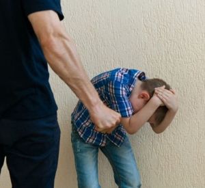 Житель Смоленской области систематически избивал несовершеннолетнего сына