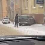 В центре Смоленска иномарка взяла на таран дом (видео)