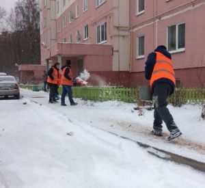 Коммунальщики отчитались об уборке снега во дворах домов