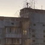 Видео: В Смоленске безбашенные подростки устроили танцы на крыше многоэтажного дома