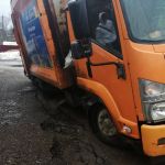 В Заднепровском районе мусоровоз провалился в яму (фото)