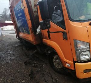 В Заднепровском районе мусоровоз провалился в яму (фото)