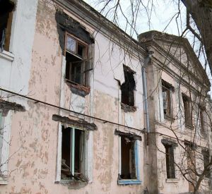 Видео: Заброшенный дом в центре Смоленска оккупировали маргиналы