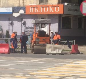 На улице Николаева наконец начали ликвидировать огромную дыру в асфальте