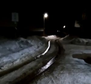 В Смоленской области из-за потопа на дороге образовалась опасная ситуация