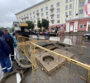 Коммунальщики вскрыли новенький асфальт в центре Смоленска