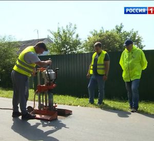 Видео: Под Смоленском активисты раскритиковали ремонт дороги