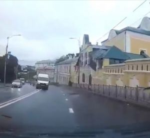 В Смоленске маршрутчик-лихач едва не погубил своих пассажиров (видео)