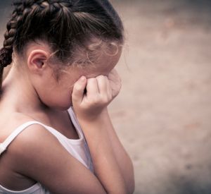 Рославльчанку, подозревавшую сожителя в домогательствах к 5-летней дочери, допросили правоохранители