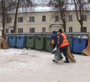 Видео: Смоляне жалуются на скорость вывоза мусора