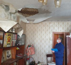 В Смоленской области в многоквартирном доме обрушился потолок (фото, видео)