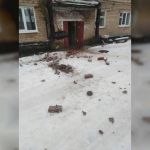 В Смоленской области кирпичная труба жилого дома упала на землю