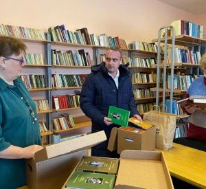 Библиотека в смоленском селе Субботники получила почти 100 книг об истории и культуре народов России