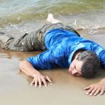Смоленский росгвардеец спас жизнь отдыхающему на пляже