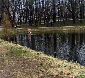 Неожиданно: Смолянин открыл купальный сезон