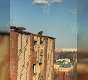 Видео: Пьяная парочка устроила любовные разборки на крыше «Чайника»