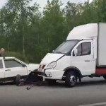 Жесткая авария на трассе: под Смоленском столкнулись фургон и легковушка [+ВИДЕО]